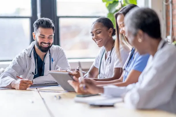 Equipo médico analizando resultados en conjunto
