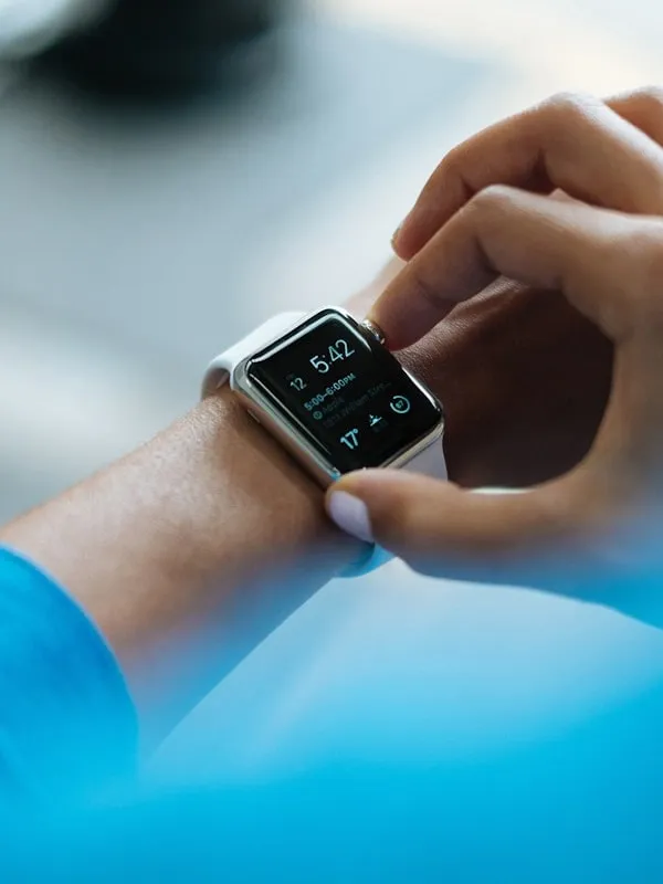 Reloj inteligente midiendo métricas de salud